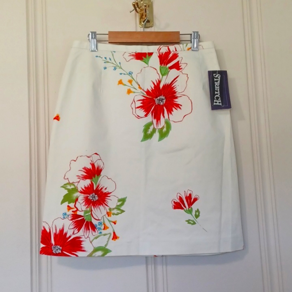 Harve Benard Coll.🌺 NWT's-Floral Lined Knee Length Skirt. Cream/Red/Green W-10P